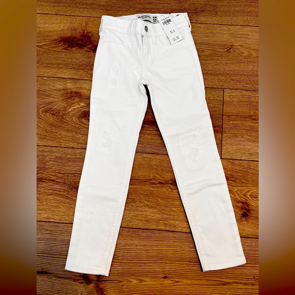 NWT Abercrombie white girl slim jeans w/adjustable waist. Non smoking home